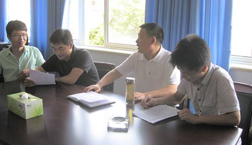 石碧(左三)与员工讨论问题